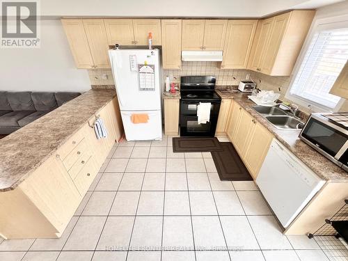 Upper - 514 Candlestick Circle, Mississauga, ON - Indoor Photo Showing Kitchen With Double Sink