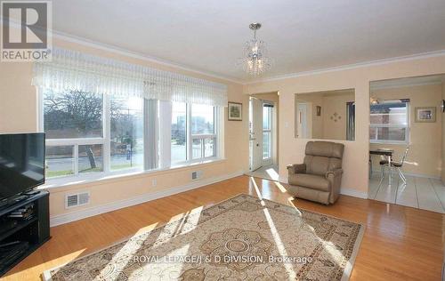 42 Garside Crescent, Toronto, ON - Indoor Photo Showing Living Room