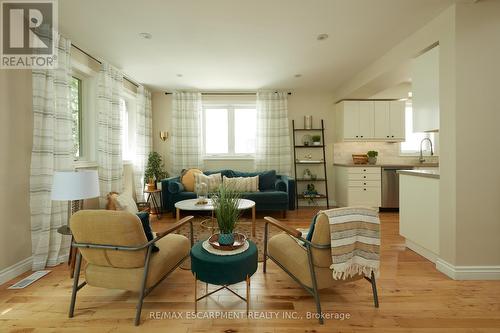 1048 Plains View Avenue, Burlington, ON - Indoor Photo Showing Living Room