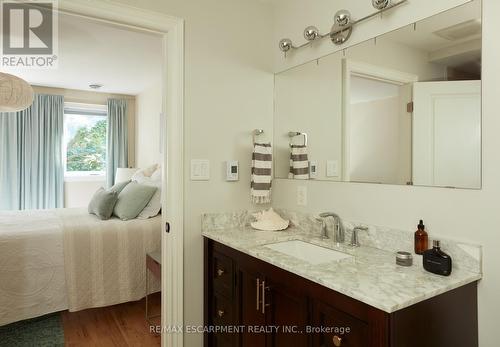 1048 Plains View Avenue, Burlington, ON - Indoor Photo Showing Bathroom