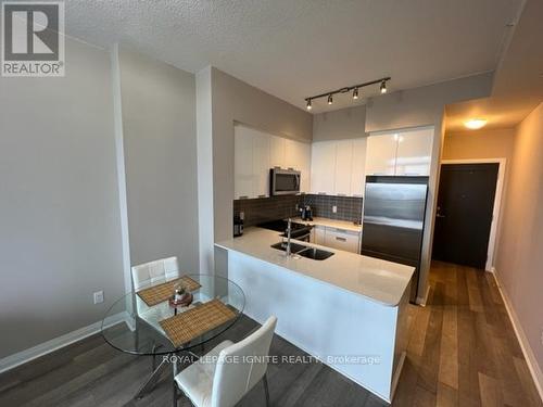 1618 - 5033 Four Springs Avenue, Mississauga, ON - Indoor Photo Showing Kitchen With Double Sink