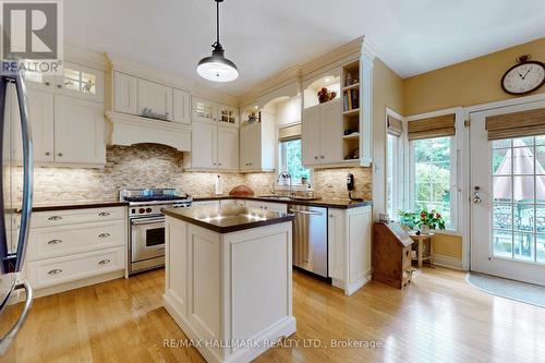 34 Willett Crescent, Richmond Hill, ON - Indoor Photo Showing Kitchen With Upgraded Kitchen