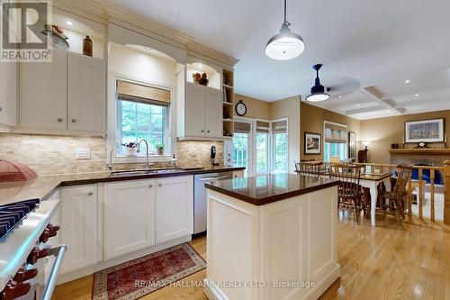 34 Willett Crescent, Richmond Hill, ON - Indoor Photo Showing Kitchen