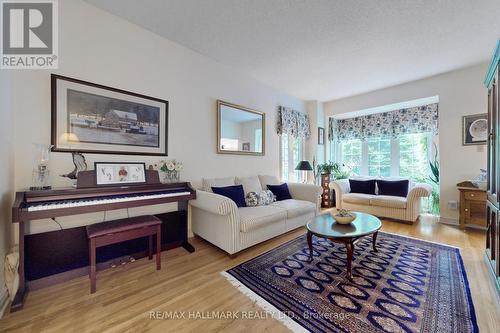 34 Willett Crescent, Richmond Hill, ON - Indoor Photo Showing Living Room