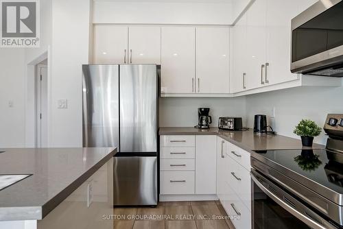 19 Bobolink Drive, Wasaga Beach, ON - Indoor Photo Showing Kitchen With Upgraded Kitchen