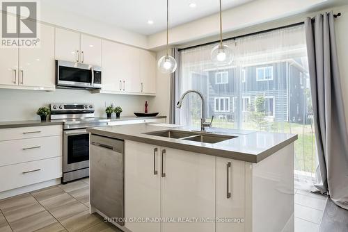 19 Bobolink Drive, Wasaga Beach, ON - Indoor Photo Showing Kitchen With Double Sink With Upgraded Kitchen