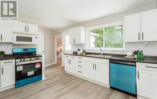 578 Trafford Crescent, Oakville, ON - Indoor Photo Showing Kitchen With Double Sink