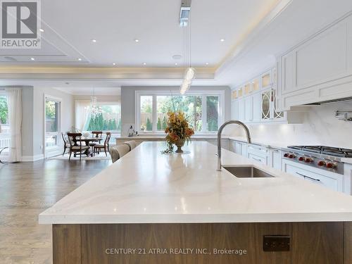 75 Child Drive, Aurora, ON - Indoor Photo Showing Kitchen With Upgraded Kitchen