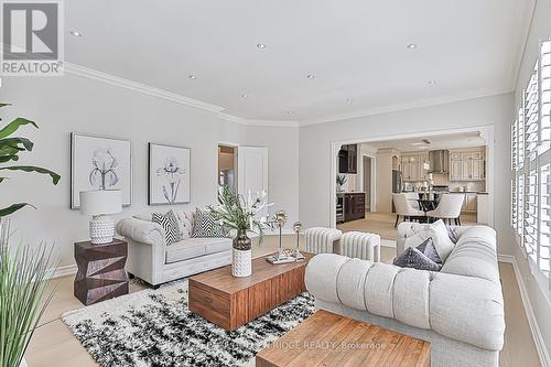 18 Mooregate Court, Richmond Hill, ON - Indoor Photo Showing Living Room