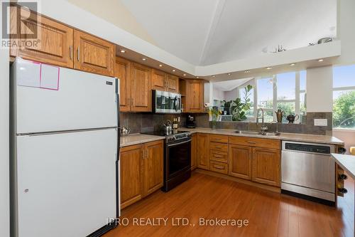 9 Jessop Court, Halton Hills, ON - Indoor Photo Showing Kitchen With Double Sink