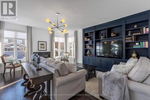 112 Stewart Crescent, Bradford West Gwillimbury, ON - Indoor Photo Showing Living Room