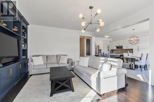 112 Stewart Crescent, Bradford West Gwillimbury, ON - Indoor Photo Showing Living Room