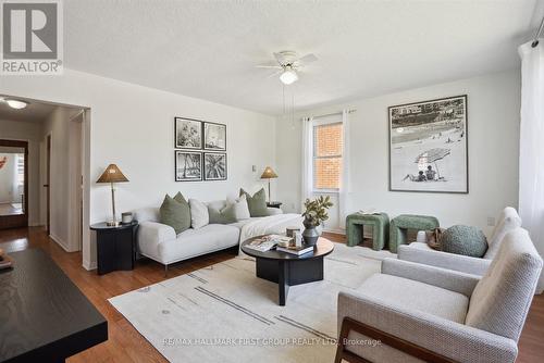 330 Anderson Avenue, Oshawa, ON - Indoor Photo Showing Living Room