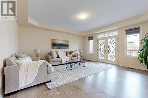 1931 Grandview Street N, Oshawa, ON - Indoor Photo Showing Living Room