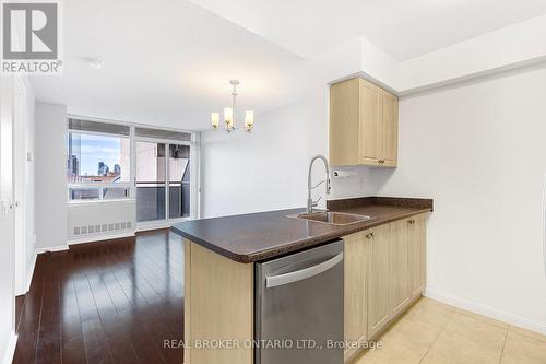 1008 - 153 Beecroft Road, Toronto, ON - Indoor Photo Showing Kitchen