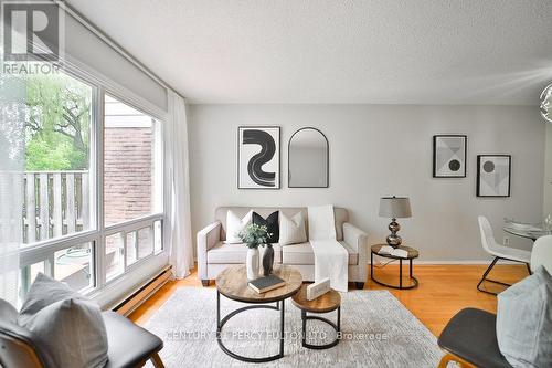 40 Thorny Vineway, Toronto, ON - Indoor Photo Showing Living Room