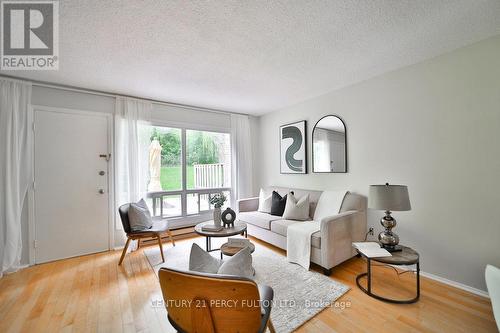 40 Thorny Vineway, Toronto, ON - Indoor Photo Showing Living Room