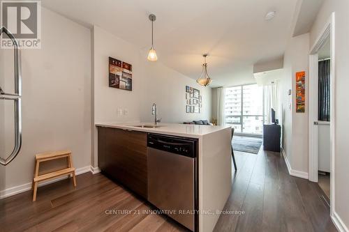 612 - 62 Forest Manor Road, Toronto, ON - Indoor Photo Showing Kitchen