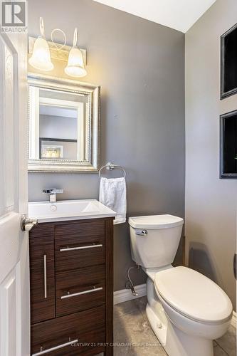 709 Galloway Crescent, London, ON - Indoor Photo Showing Bathroom