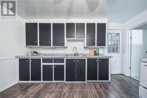 39 Glenelg Street E, Kawartha Lakes, ON - Indoor Photo Showing Kitchen With Double Sink