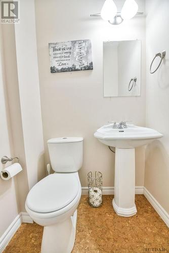 574 Eyre Blvd, Timmins, ON - Indoor Photo Showing Bathroom