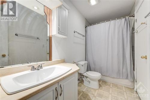 895 Meadow Lane Road, Ottawa, ON - Indoor Photo Showing Bathroom