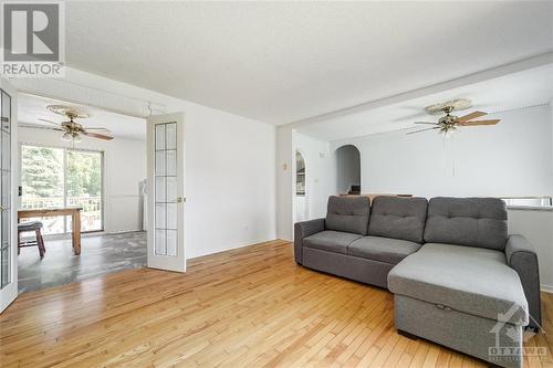 895 Meadow Lane Road, Ottawa, ON - Indoor Photo Showing Living Room