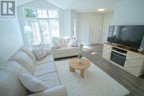 649 Inverness Avenue, London, ON - Indoor Photo Showing Living Room