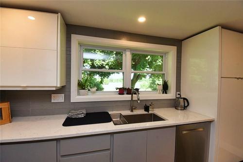 1620 Regional Rd 9 Road, Caledonia, ON - Indoor Photo Showing Kitchen