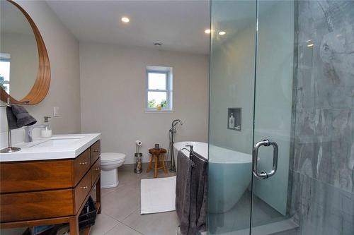 1620 Regional Rd 9 Road, Caledonia, ON - Indoor Photo Showing Bathroom