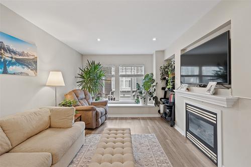 21-1853 Parkview Crescent, Kelowna, BC - Indoor Photo Showing Living Room With Fireplace