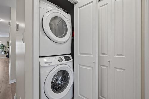 21-1853 Parkview Crescent, Kelowna, BC - Indoor Photo Showing Laundry Room