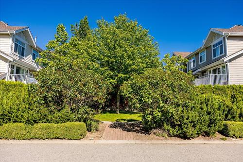 21-1853 Parkview Crescent, Kelowna, BC - Outdoor