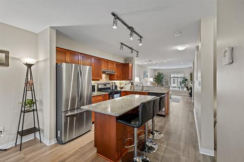 21-1853 Parkview Crescent, Kelowna, BC - Indoor Photo Showing Kitchen