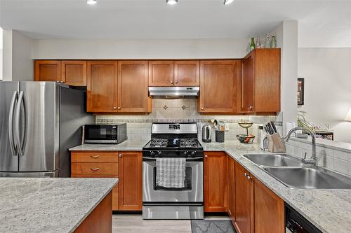 21-1853 Parkview Crescent, Kelowna, BC - Indoor Photo Showing Kitchen With Double Sink