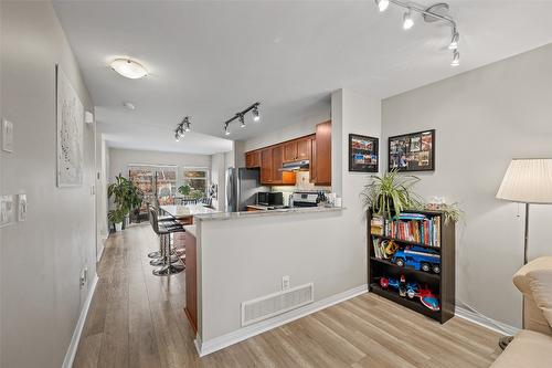 21-1853 Parkview Crescent, Kelowna, BC - Indoor Photo Showing Kitchen