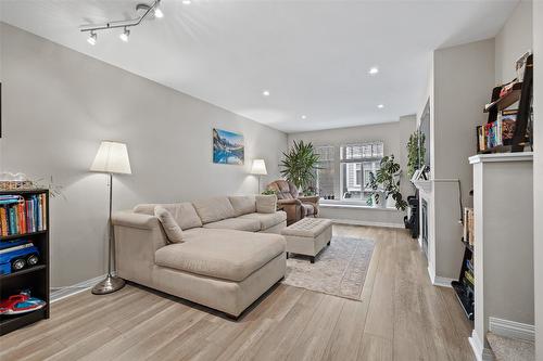 21-1853 Parkview Crescent, Kelowna, BC - Indoor Photo Showing Living Room