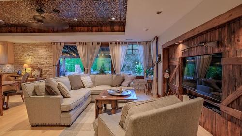 1052 Webster Road, Kelowna, BC - Indoor Photo Showing Living Room