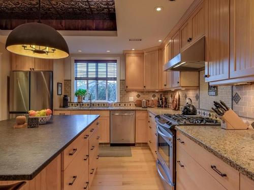 1052 Webster Road, Kelowna, BC - Indoor Photo Showing Kitchen