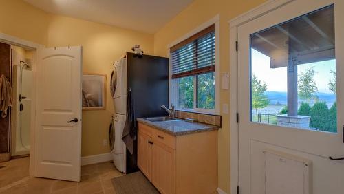 1052 Webster Road, Kelowna, BC - Indoor Photo Showing Laundry Room