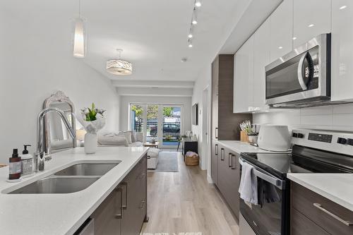 102-191 Hollywood Road, Kelowna, BC - Indoor Photo Showing Kitchen With Double Sink With Upgraded Kitchen