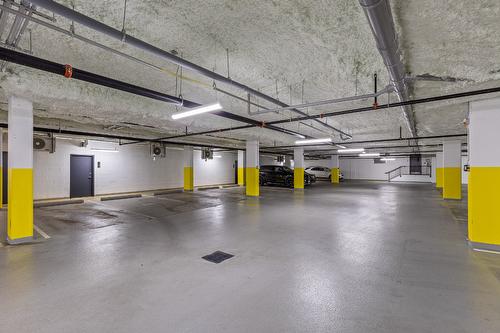 102-191 Hollywood Road, Kelowna, BC - Indoor Photo Showing Garage