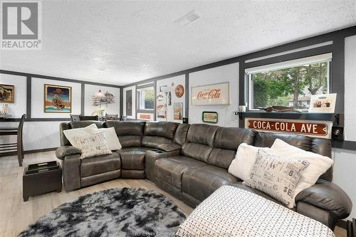 958 Erie Avenue West, Kingsville, ON - Indoor Photo Showing Living Room