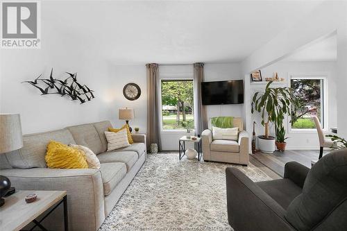 958 Erie Avenue West, Kingsville, ON - Indoor Photo Showing Living Room