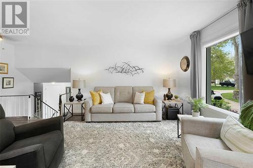 958 Erie Avenue West, Kingsville, ON - Indoor Photo Showing Living Room