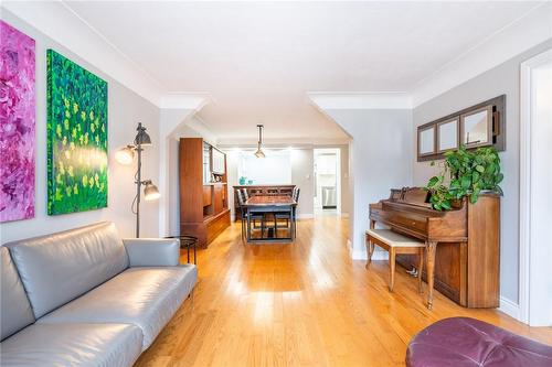 21 Chatham Street, Hamilton, ON - Indoor Photo Showing Living Room