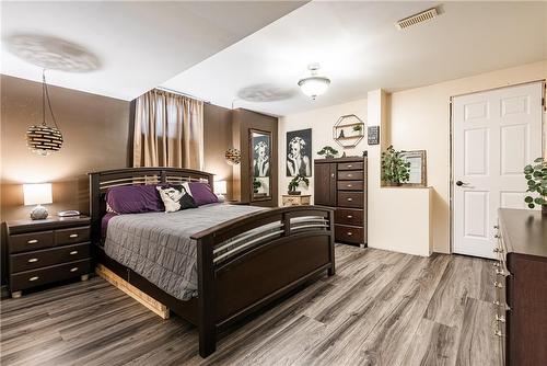 8076 Spring Blossom Drive, Niagara Falls, ON - Indoor Photo Showing Bedroom