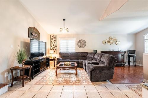 8076 Spring Blossom Drive, Niagara Falls, ON - Indoor Photo Showing Living Room