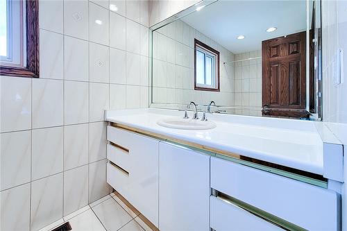 156 Country Club Drive, Hamilton, ON - Indoor Photo Showing Bathroom