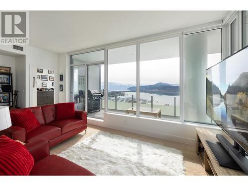 1191 Sunset Drive Unit# 2705, Kelowna, BC - Indoor Photo Showing Living Room